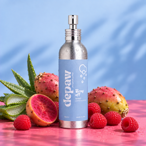 Flacone di Smog Off, spray antipollution per cani, tra aloe, fico d'India e lamponi su sfondo rosa e azzurro